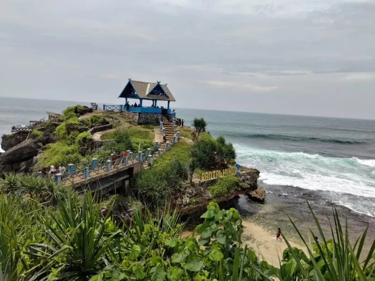 Pantai Kukup Yogyakarta